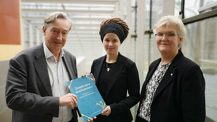 Erik Fichtelius (nationell utredare), Amanda Lind (kultur- och demokratiminister) och Gunilla Herdenberg (riksbibliotekarie). Foto: Lina Löfström Baker/KB
