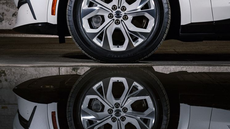 2022FordMustangMach-E_FrostWhite_12