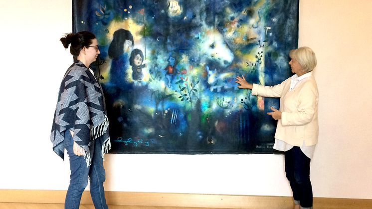 Aufbau Ausstellung von Werken georgischer Künstlerinnen und Künstler am Goetheanum mit den beiden Kuratorinnen Sopo Kolkhidashvili und Marianne Schubert vor dem Bild ‹Am Vorabend der Zeit› von Anton Balanchivadze (Foto: Sebastian Jüngel)