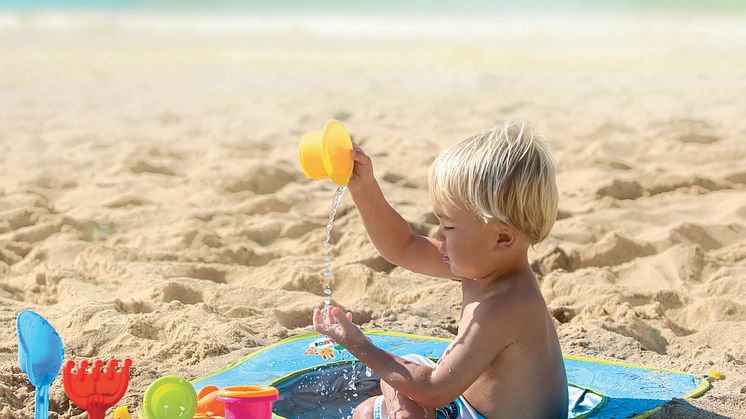 Strandpoolen gör att barnet kan leka på egen hand samtidigt som du som förälder har bra uppsikt.