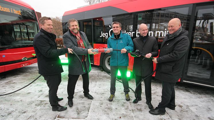 Grønt lys for grønn satsing: Atle Rønning i Norgesbuss, Ruters Bernt Reitan Jenssen, byrådssekretær Einar Wilhelsmsen,  Jan Volsdal i Nobina og Øystein Svendsen i Unibuss markerer starten på elektrifiseringen av busstilbudet i Oslo.