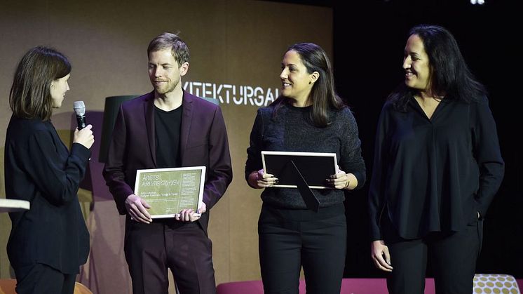 Årets arkitekt(h)en (KAN-projektet) tar emot utmärkelsen på Cirkus scen. Från vänster Sofia Wendel och Joakim Kaminsky från Kjellgren Kaminsky samt Fatima och Linda Bentefour från Krook & Tjäder. Foto: Jonas Eriksson 