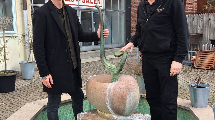 Joacim Eneroth, intendent för offentlig konst och Samir Katadzic, koordinator på Halmstad Teater vid Bernard Anderssons fontän med den återbördade bronslyran.