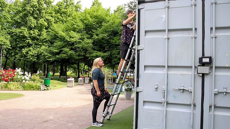 Ågot Watne, IVL och Jonathan Westerlund, miljöförvaltningen i Göteborgs Stad sätter upp sensorer i Kungsparken. Foto: Karin Weijdegård