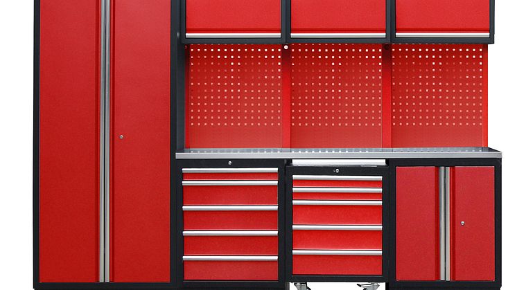 Den nya rödsvarta garageinredningen från Verktygsboden har flera smarta förvaringslösningar, som till exempel en integrerad verktygsvagn på hjul. 