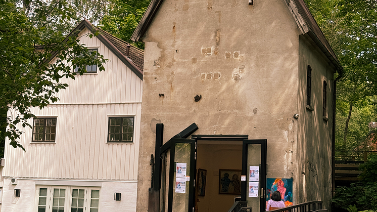 Kunstner Erica Di Giacomo maler utenfor nyoppusset visningslokale for kunst på Frysja. Bygget er tidligere trafostasjon. 