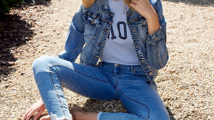 Dansk modebrand gør alle jeans økologiske: Salget stiger 15 procent