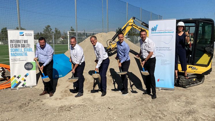 vlnr: Thomas Riesch, Bürgermeister von Gärtringen; Torsten Widmann, Ortsvorsteher von Rohrau; Landrat Roland Bernhard, Marius Dallmann von DG, Hans-Jürgen Bahde von der GRS, Anja Genetsch von der DG beim Spatenstich in Rohrau.