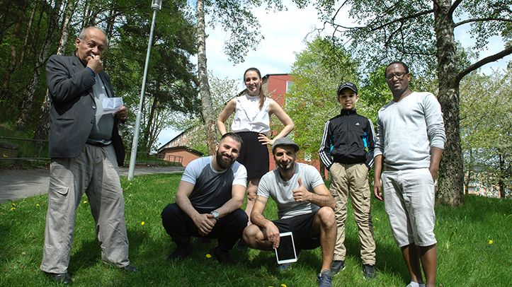 Sömaan Samir, Lorens Alton, Kitty Andersson, Ashur Sargon, Abdurahman Marmoucha och Yasin Ali Hassen hade roligt på workshopen ”Lär dig filma” i Bergsjön.