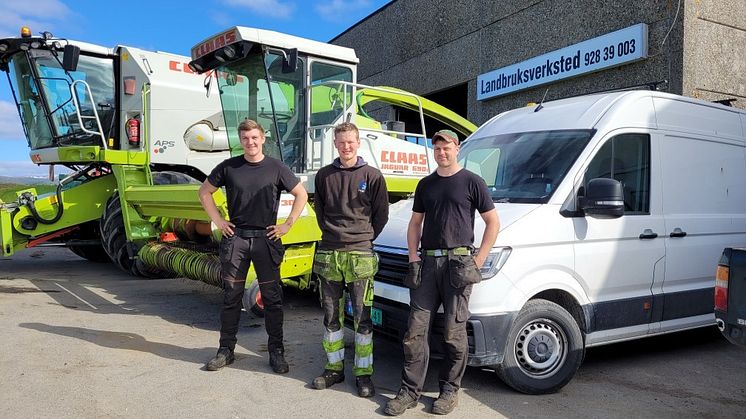 Sondre Jerpstad (t.h.) flankert av Vegard Jermstad og Magnus Derås (t.v.), foran verkstedet på Korsen i Namdalseid.