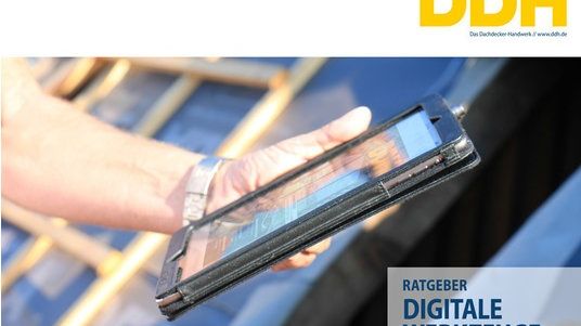 Drohnen, Apps oder Fahrtenschreiber: Der Ratgeber "Digitale Werkzeuge" stellt aktuelle Soft- und Hardware für das Dachdeckerhandwerk vor. 
