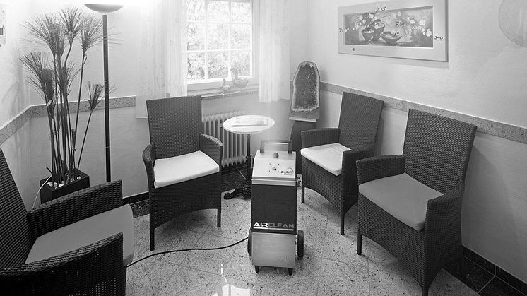 Unbedenkliche Raumdesinfektion per Feinnebel im Arzt-Wartezimmer mit AnoKath® Medical. Bild: Armin Amberg