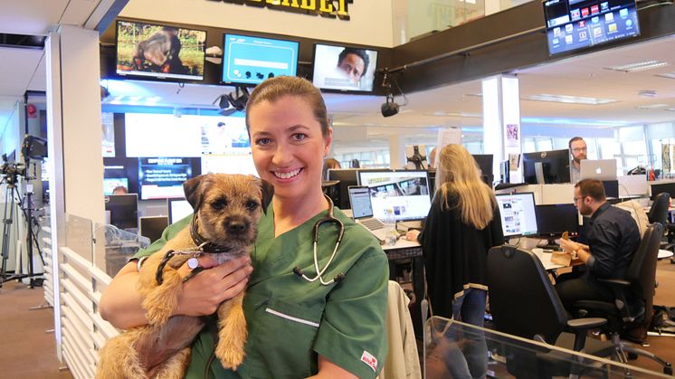 Veterinär Marie Jury  från Väsby Djursjukhus tillsammans med hunden Bettan. 
