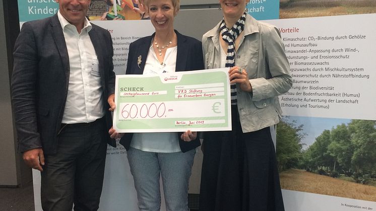 Sylke Freudenthal  (r.) übergibt den Förderscheck an Dr. Georg Eysel-Zahl, Geschäftsführer, und Andrea Heinrich,  Vorstand der VRD Stiftung für Erneuerbare Energien