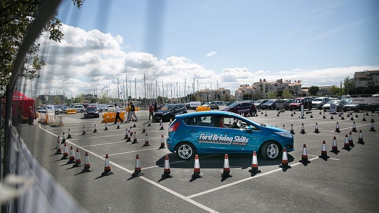 BLI EN TRYGGERE SJÅFØR: Rallycross-esset Andreas Bakkerud anbefaler alle unge sjåfører til å ta kurset. De som gjennomfører vil også få tilbud om billigere forsikring og et spesialtilbud på ny bil.