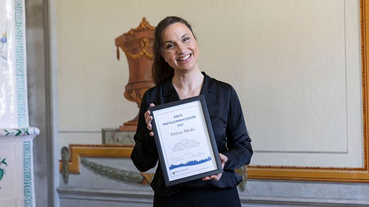 Petra Mede, årets Partilleambassadör tar emot sitt pris på Partille herrgård
