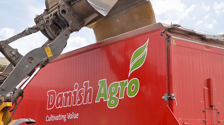 Korn læsses i Danish Agro-lastbil