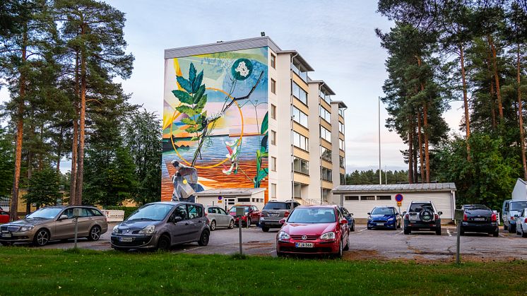 Kuvataiteilija Fabio Petani toteutti vuoden 2024 Oulu2026-seinämaalauksen Myllyojalle. Kuva: Toni Pallari
