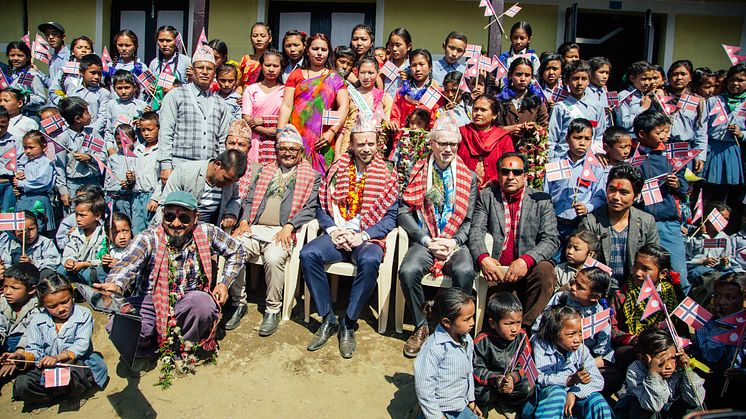 Folkemengde foran skolen - Utviklingsminister Nikolai Astrup åpnet Shree Devitar Basic School i Dolakha i Nepal