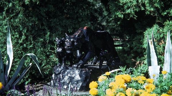 The sculpture Lioness and cubs