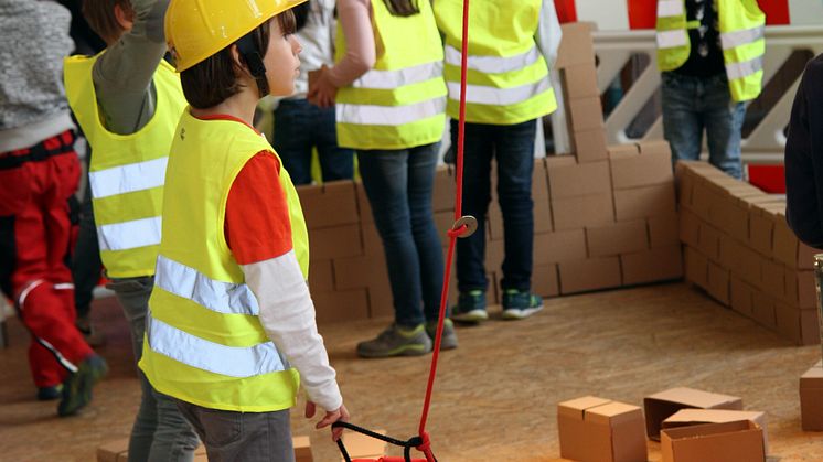 Kinder erkunden die neue Ausstellung des Kinder- und Jugendmuseums München.