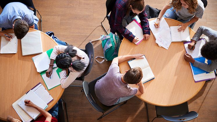 Positivt med lättnader för gymnasiet men nu måste de som tar studenten prioriteras