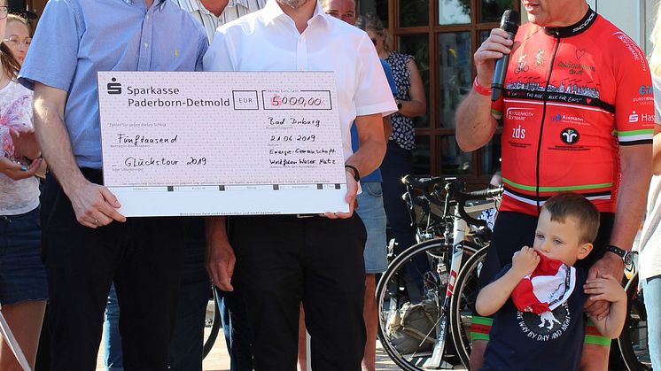 Freuen sich über die Spende der Energiegemeinschaft (v. l.): Michael Peters, Energie-Gemeinschaft WWN, Wolfgang Fischer, Installateur, Andreas Speith, Geschäftsführer Energie-Gemeinschaft WWN und Ralf Heibrok, Organisator Glückstour.
