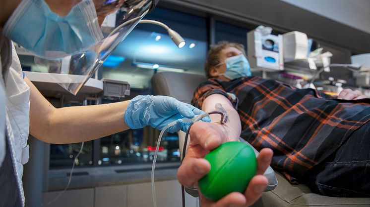 I svensk sjukvård behövs i genomsnitt en blodpåse i minuten, dygnet runt, året om. Blodet används till exempel vid cancerbehandlingar, operationer, förlossningskomplikationer och kroniska sjukdomar. Fotograf/Källa: Paul Björkman