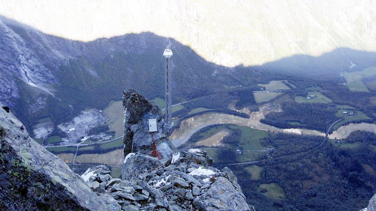 Mannen: En av åtte GNSS master i fjellpartiet.