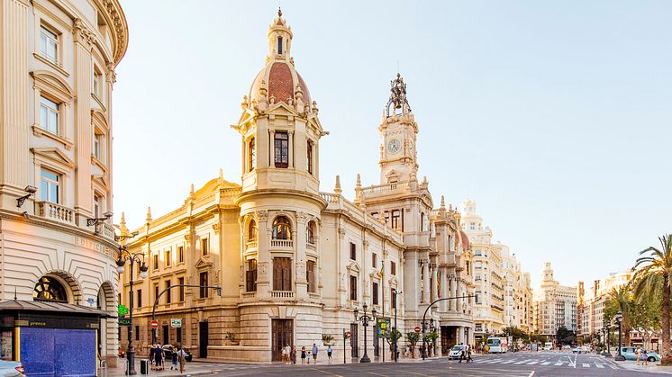 DEST_SPAIN_VALENCIA_AYUNTAMIENTO-PLAZA_CITY-HALL_GettyImages-610804442_Universal_Within usage period_81352