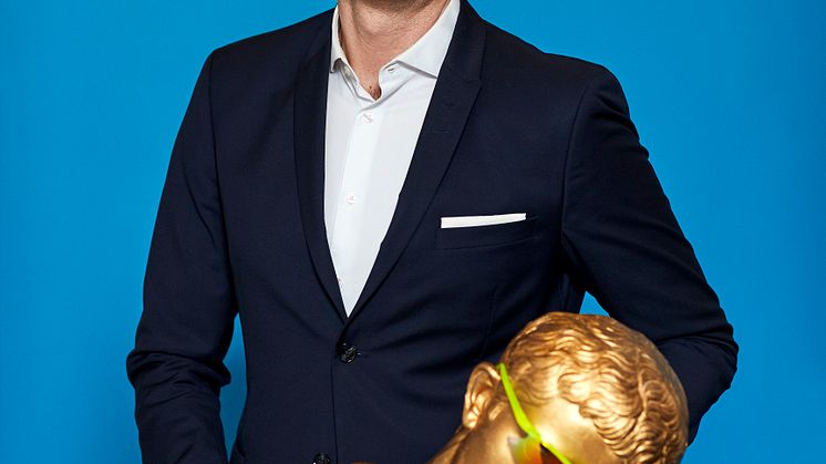 CMO Consumer i Telenor, Tor-Arne Fosser, holder den buste, som bliver en af frontfigurerne i de kommende reklamer for MaxSpeed