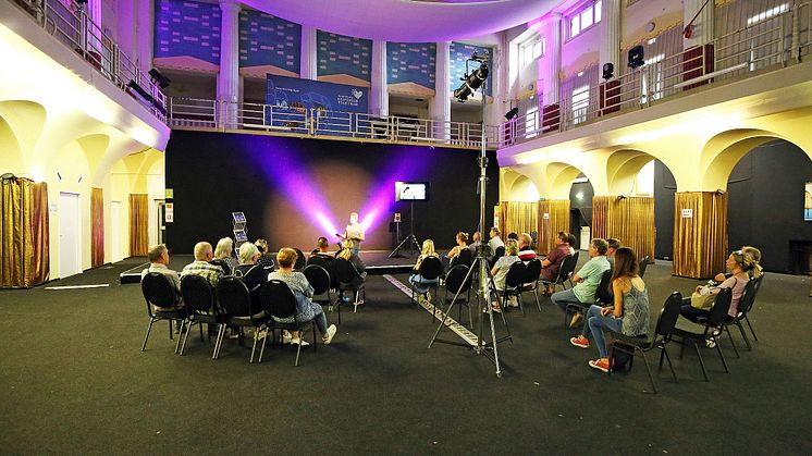 Die Teilnehmer lauschen den Anekdoten Thorsten Wolfs im Stadtbad Leipzig - Foto: Andreas Schmidt