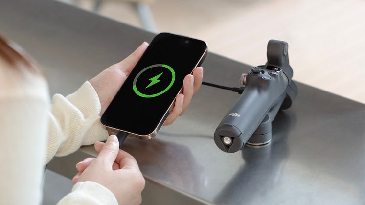 Osmo mobile 7P_Charge your cell phone from the gimbal.jpg