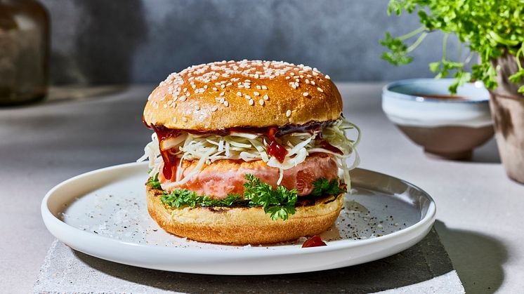 Danskerne spiser for lidt fisk, og næsten hver femte siger, de ikke kan lide smagen. Ifølge forsker kan hjernen dog påvirkes, så vi ændrer smag og synes bedre om fisk. Nu skal ny lakseburger gøre danskerne til fiskespisere. Foto: SALMA®