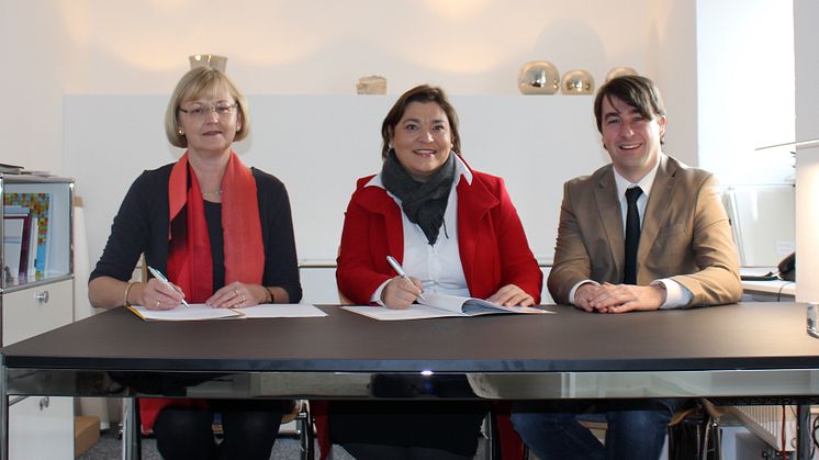Bürgermeisterin Felicitas Betz (M.) und Ursula Jekelius (l.), Leiterin für Kommunen und Kooperationen in Oberbayern beim Bayernwerk, unterzeichnen im Beisein von Bayernwerk-Kommunalbetreuer Stefan Drexl (r.) den Konzessionsvertrag.