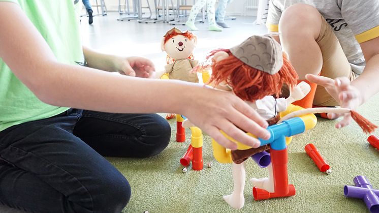 Vi öppnar försiktigt upp verksamheter som haft stängt under coronaepidemin. Barn i allmän förskola kan åter igen nyttja sin plats i förskolan, öppna förskolan ordnar utomhusaktivitet på prov, Kulturskolan startar upp viss verksamhet.