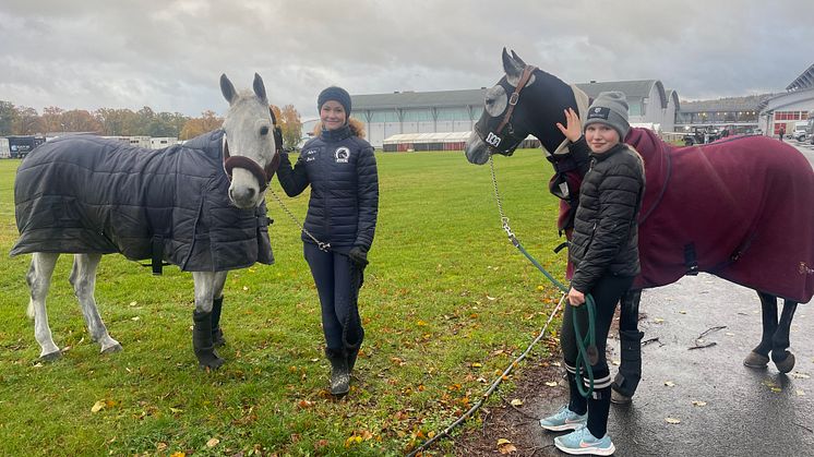 Alice Bock tillsammans med ponnyn Miss Squire och den nyfunna vännen Lea Wisén tillsammans med sin ponny Galway Boy VII