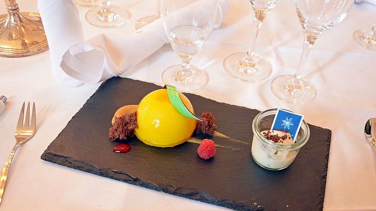 Das Dessert, bestehend aus Exoticmousse mit Schokoladen-Kokos-Kern und weißem Cremeeis mit brasilianischem Kaffee