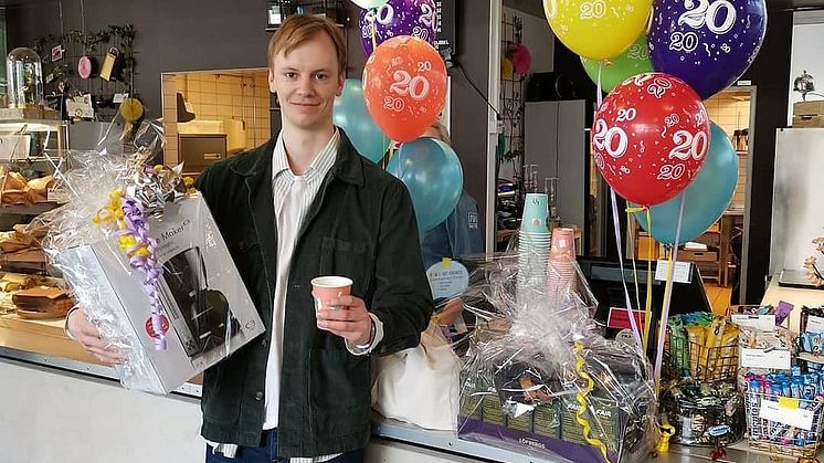 Filosofistuderande Olle Bild köpte den 20 miljonte koppen ekologiskt och Fairtrade-märkt kaffe hos Högskolerestauranger. (Foto: Högskolerestauranger)