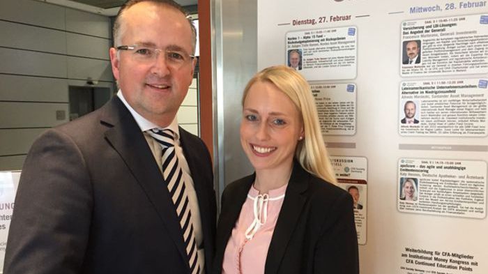 Volker Mauß und Katy Hennes, apoBank, stellen den Teilnehmern des Institutional Money Kongress apoScore vor. Quelle: apoBank