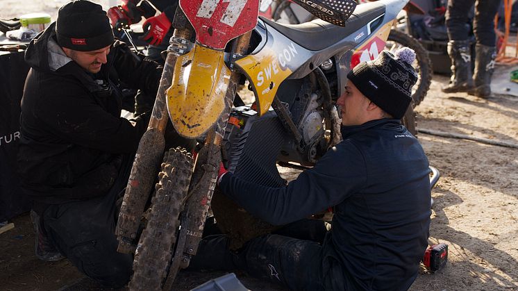 Byte på en av fyra Stark VARG eldrivna motorcyklar som tävlade för teamet under GGN 2024.