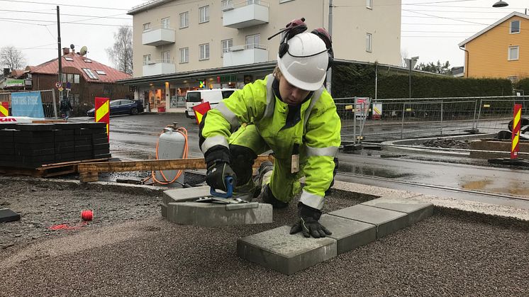 Legging av steinheller på Grefsenplatået holdeplass.