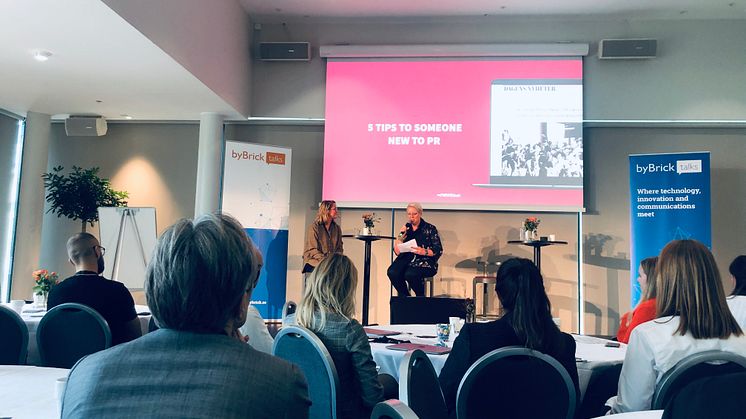 Sara Lindström på scen tillsammans med Ann-Sofie Krol