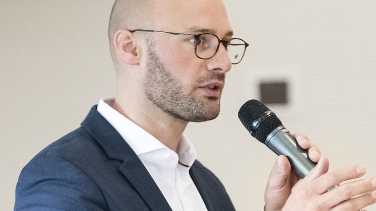 dm-Geschäftsführer Sebastian Bayer spricht auf dem 8. Rezyklat-Forum über die Informationskampagne für Kunden