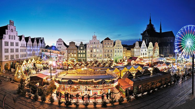 Rostock_Weihnachtsmarkt_auf_dem_Neuen_Markt,_Abendlicht
