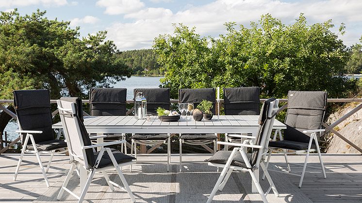  Spisebord Porto, 3 995 kr, hagestol Neapel, 399 kr & stolpute New Port, 399 kr.