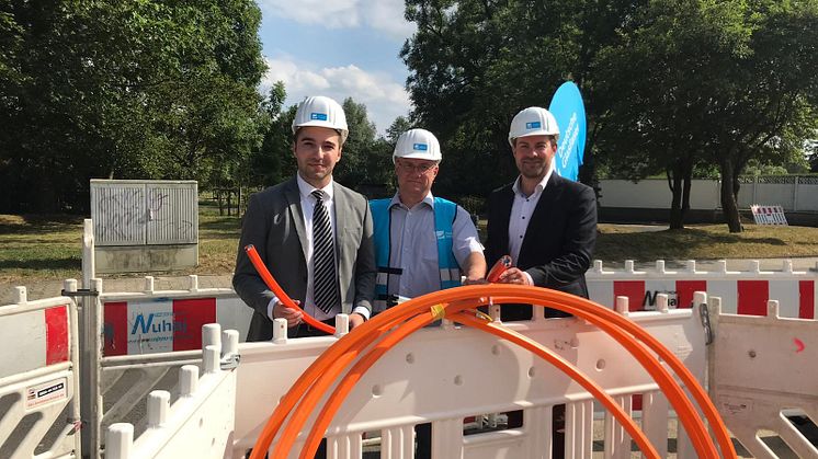 Spatenstich zum Glasfaserausbau (von rechts): Sandro Zehner (Bürgermeister Taunusstein), Michael Meixelsberger (Bauleiter Deutsche Glasfaser), Alexander Stange (Geschäftskundenberater Deutsche Glasfaser). (DG)