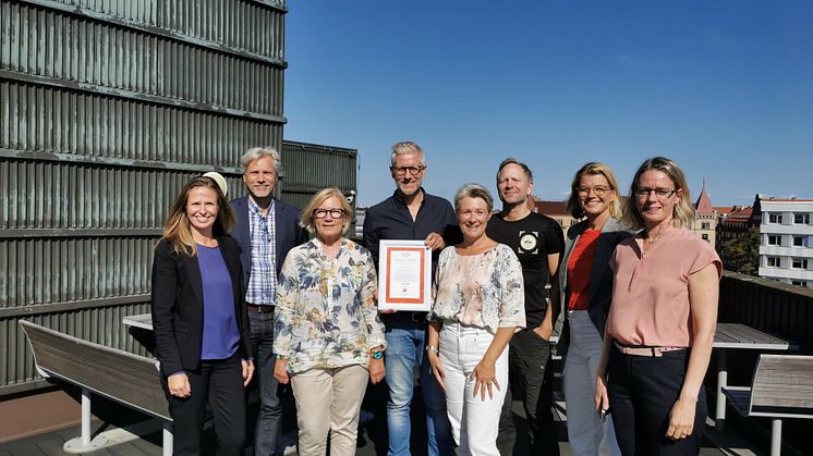 Delar av Malmö Citysamverkans styrelse visar stolt upp sitt nya Quality Mark.