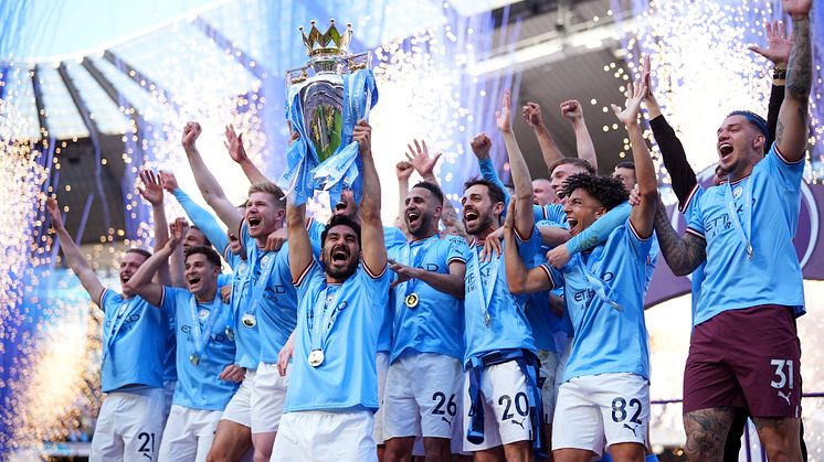 Historische primeur: Premier League en FA Cup-trofeeën gezamenlijk tentoongesteld in Amsterdam