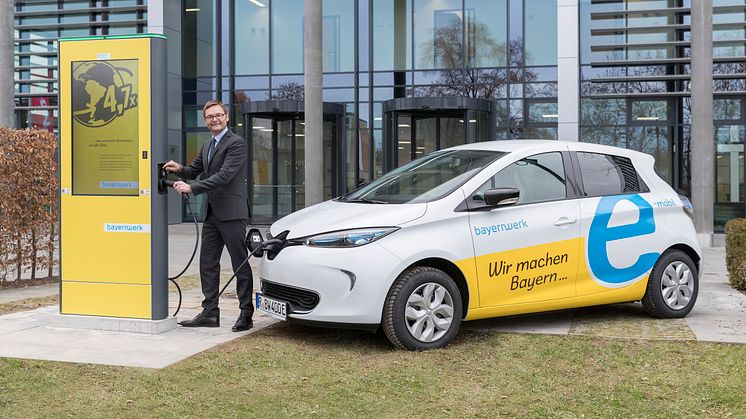 Vor der Unternehmensleitung des Bayernwerks nahm Vorstandsvorsitzender Reimund Gotzel die neue E-Ladesäule in Betrieb.